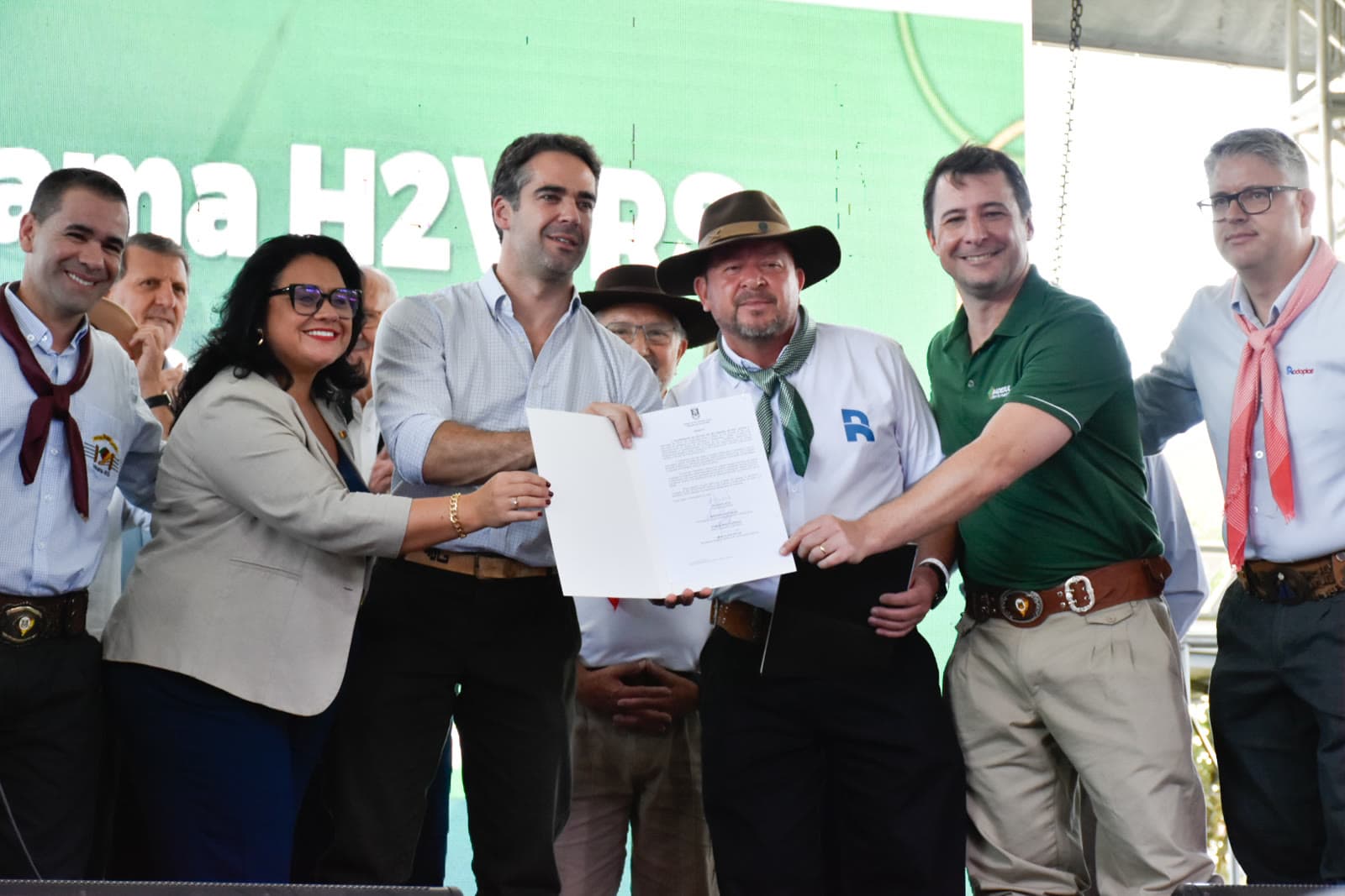 Assinatura de documento institucional durante cerimônia pública, registrada por Igor Almeida em Porto Alegre
