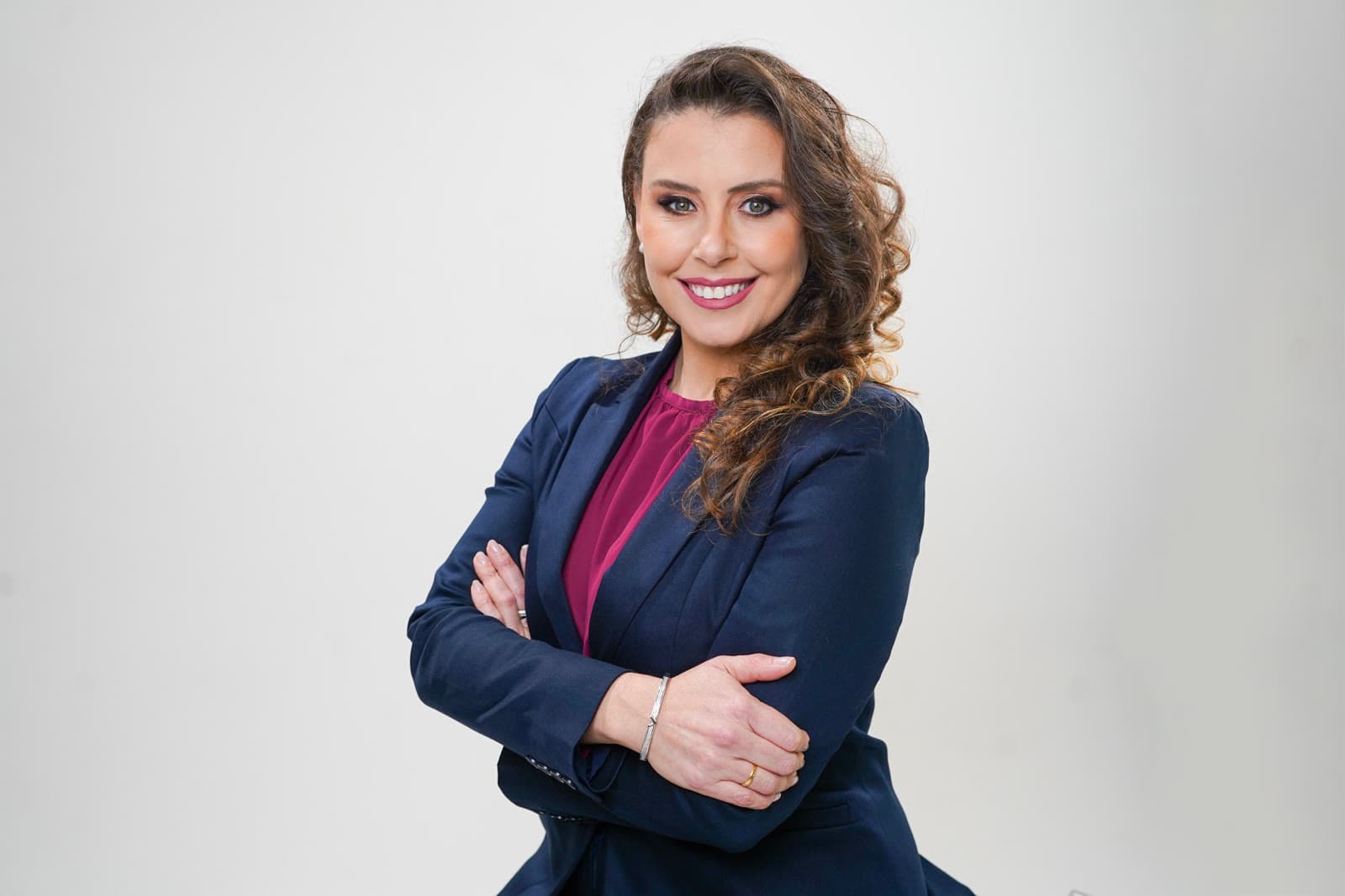 Retrato executivo da jornalista Vanessa Trindade em fundo neutro, por Igor Almeida em Porto Alegre