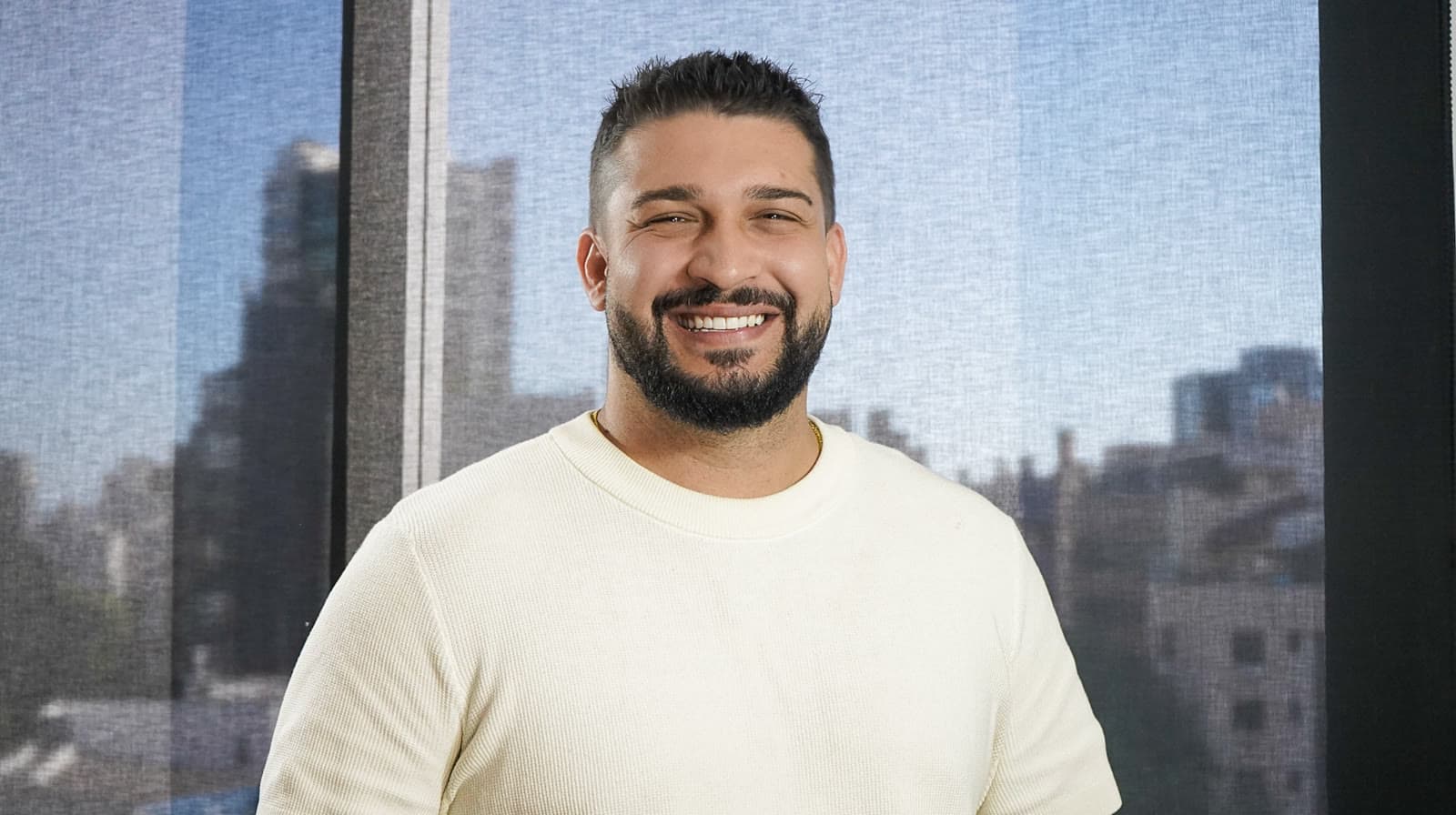 Retrato corporativo em ambiente de escritório, produzido por Igor Almeida em Porto Alegre